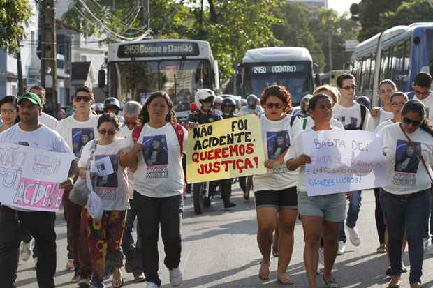 Protesto Por Melhorias No Transporte P Blico Realizado Por Fam Lia De