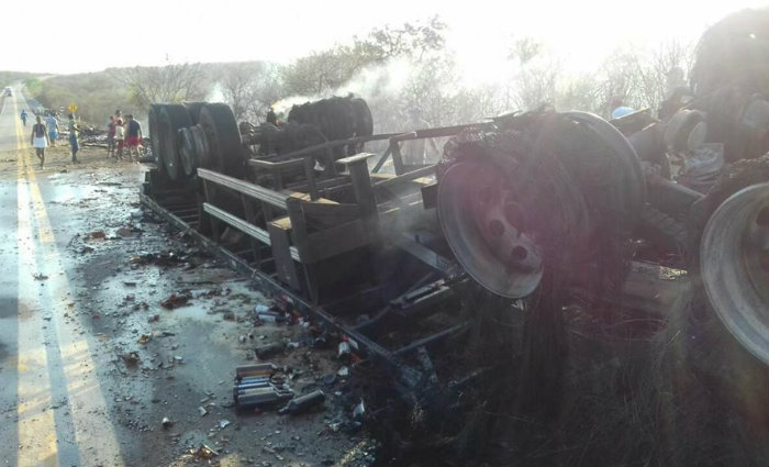 Motorista Morre Carbonizado Ap S Carreta Tombar E Pegar Fogo Na Br