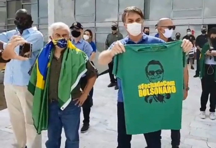 Bolsonaro aparece ministros em protesto após país superar 15 mil