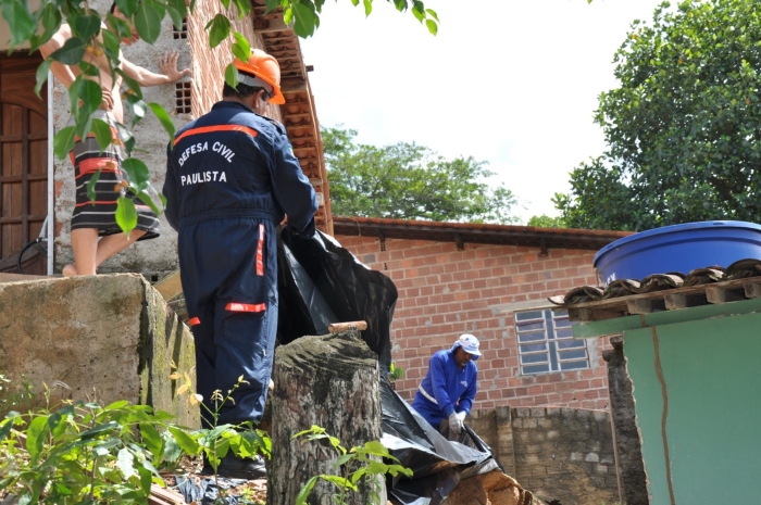 Barreira desliza e atinge três casas em Paulista Local Diario de