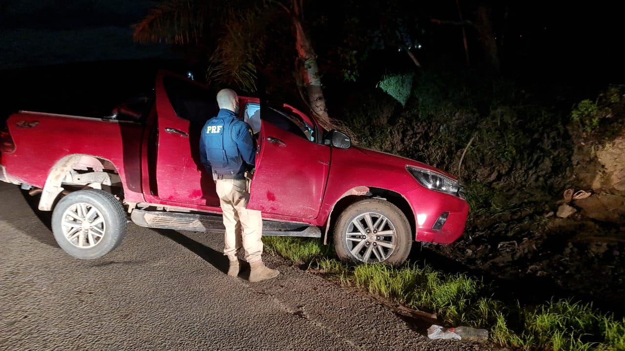 Motorista Foge De Blitz Bate Em Barranco E Detido Caminhonete