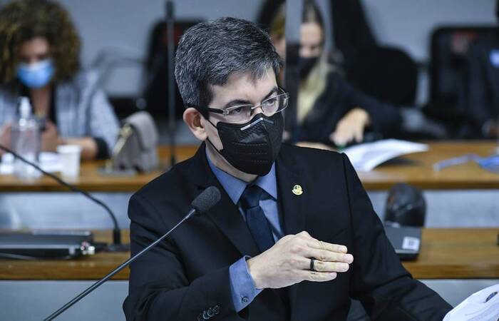 Randolfe Rodrigues aciona TCU contra Mário Frias por gastos viagens