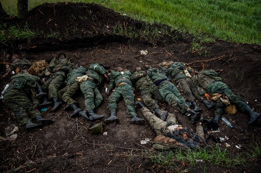 Forças ucranianas recuperam os corpos de russos mortos em combate