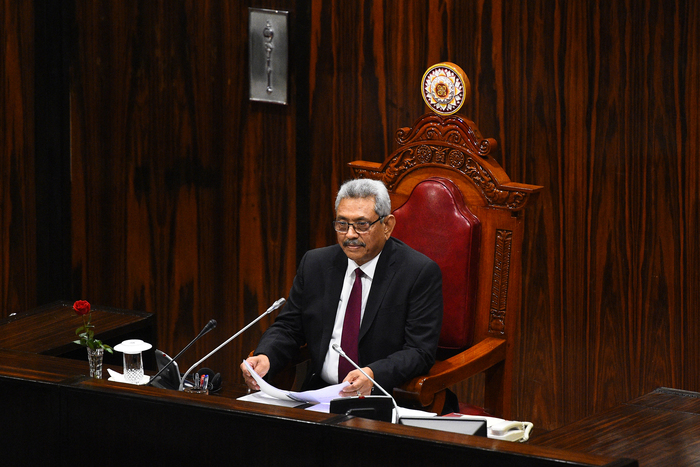 Presidente do Sri Lanka deixa país em avião militar após protestos em