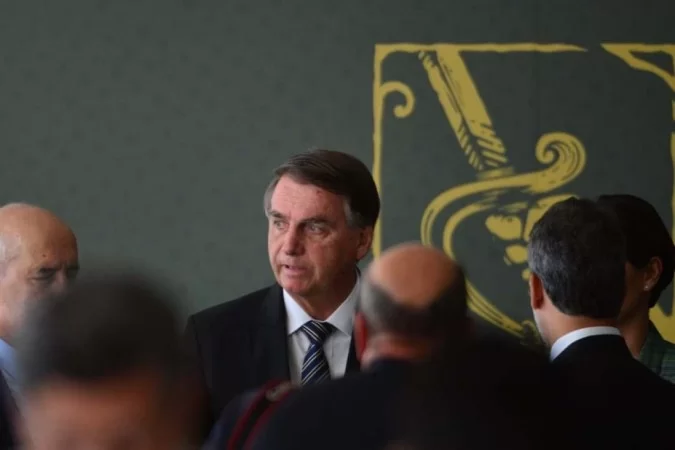 Em Mg Bolsonaro Lan Ar Campanha No Local Exato Onde Levou Facada Em