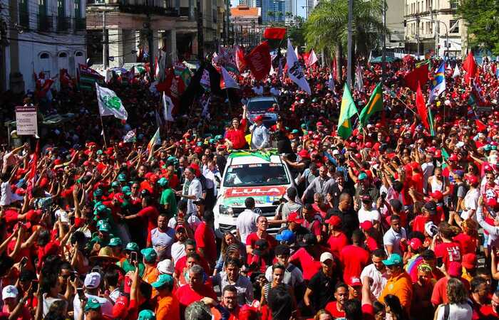 Lula reúne multidão em caminhada no Centro do Recife Política Diario