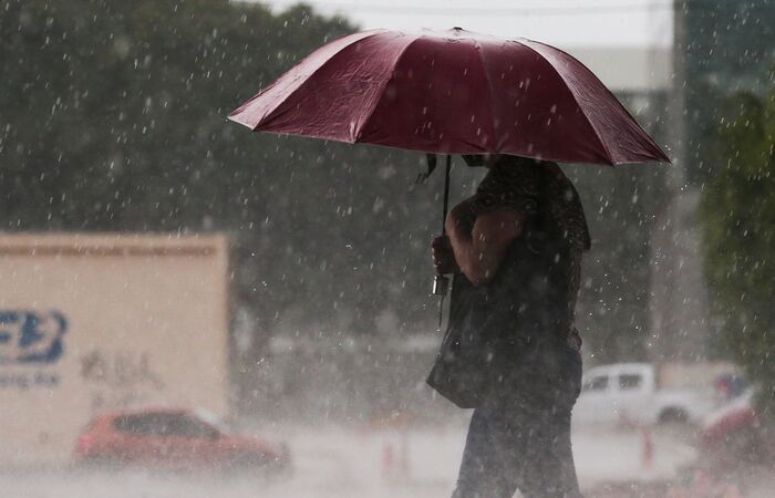 Chuva no litoral norte de SP causa inundações e bloqueio em estradas