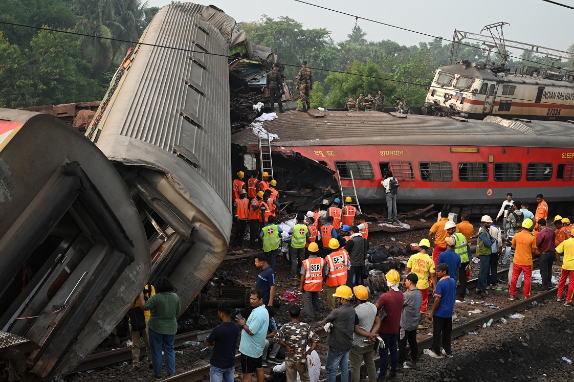 Acidente ferroviário deixa mais de 280 mortos e mais de 850 feridos na