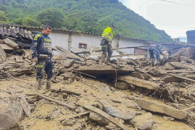 Colômbia deslizamento de terra deixa pelo menos 8 mortos e 11