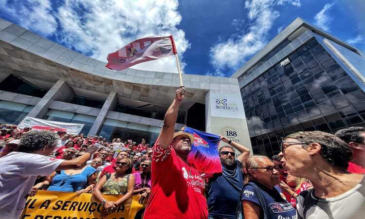 Servidores P Blicos Fazem Protesto Na Frente Da Assembleia Legislativa