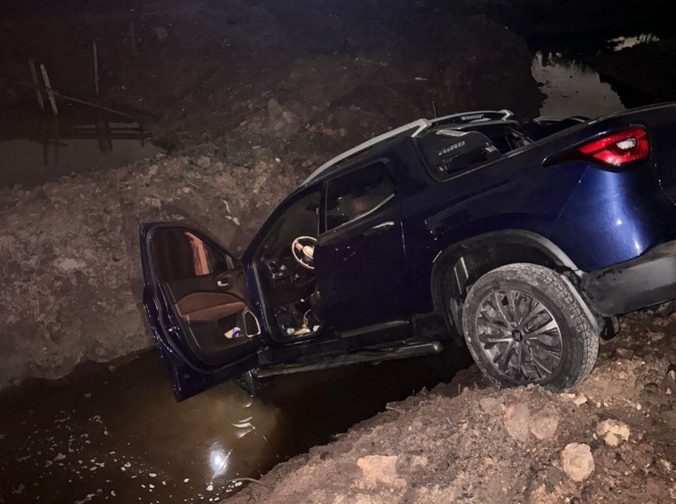 Carro Cai Em Vala Cheia De Gua No Mesmo Local Da Br Onde Morreram