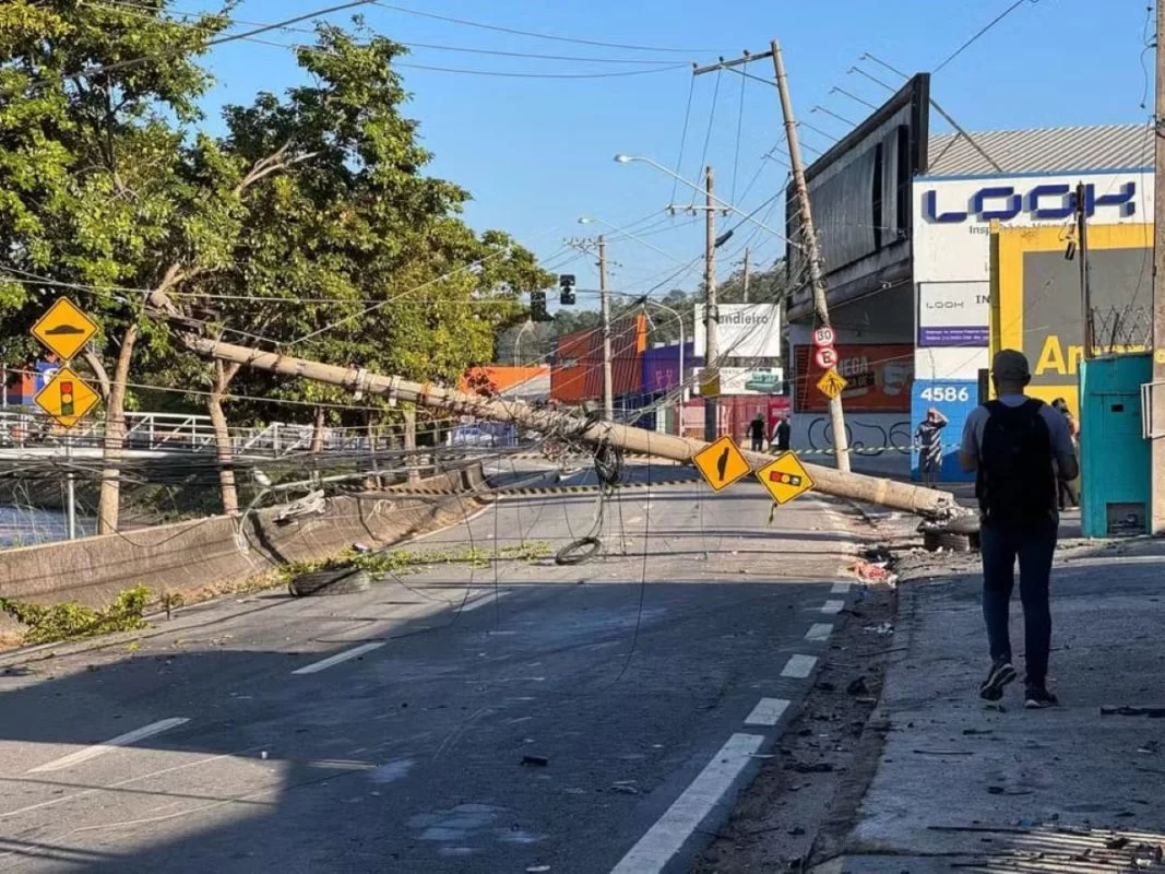 Motorista destrói porsche derruba dois postes e deixa vizinhança sem