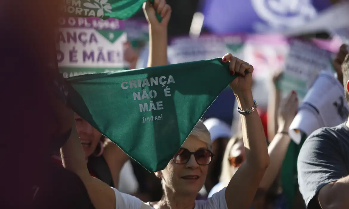 Manifestantes protestam contra PL do Aborto no Rio e em São Paulo