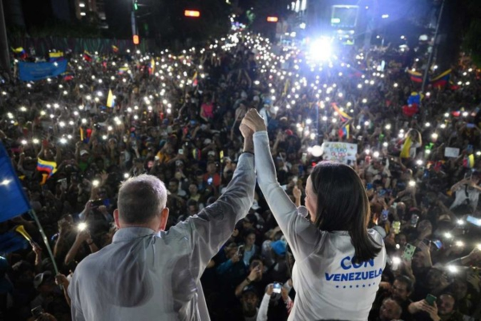 O candidato Edmundo Gonzlez Urrutia (E) e Mara Corina Machado, em Caracas  (Crdito: Federico Parra/AFP)