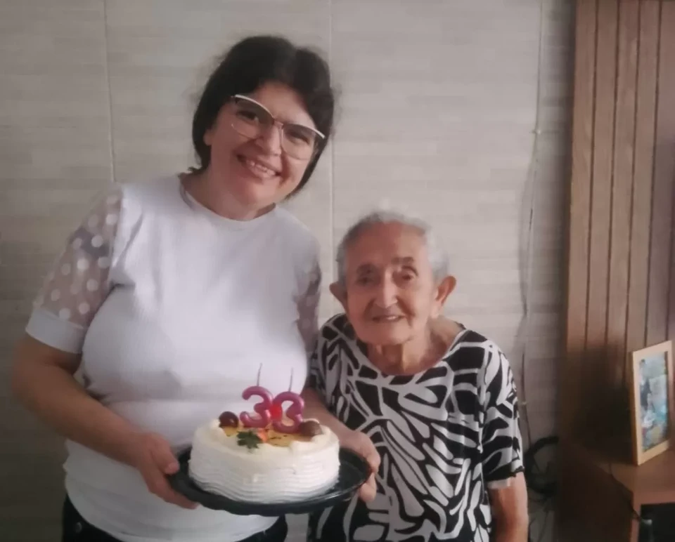 Ccera Ferreira da Silva, de 80 anos, foi encontrada morta dentro da prpria casa com ferimentos provocados por arma de fogo (Foto: Reproduo)