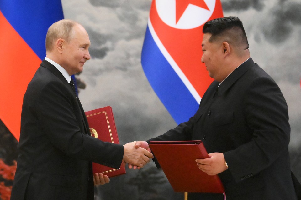 Vladimir Putin e Kim Jong-um (Foto: Kristina Kormilitsyna / POOL / AFP)