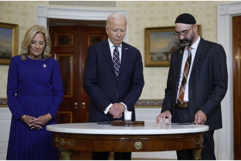 O presidente dos EUA, Joe Biden, participa de um momento de silncio em uma cerimnia em memria do aniversrio de um ano do ataque do Hamas a Israel (Crdito: KEVIN DIETSCH / GETTY IMAGES NORTH AMERICA / GETTY IMAGES VIA AFP)