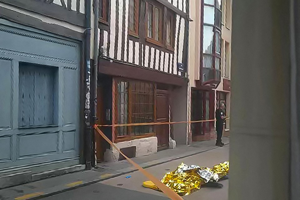 Cobertor de emergncia cobrindo o corpo de um homem morto a tiros pela polcia que teria tentado atear fogo a uma sinagoga e depois ameaado um policial com uma faca, na cidade de Rouen (Foto: -UGC / UGC / AFP
)