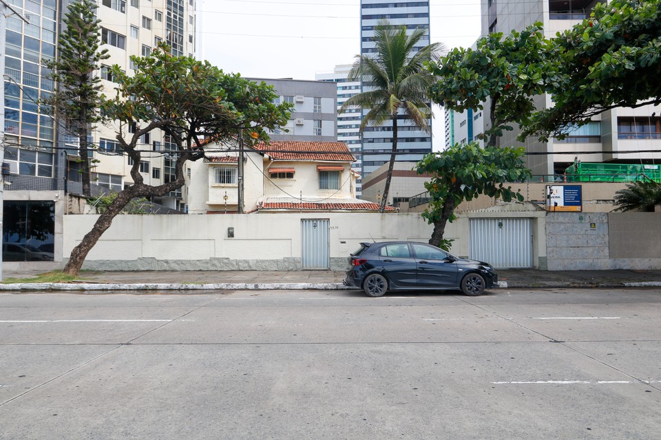 Os altos prdios luxuosos que chegam a custar milhes de reais engoliram as casas da avenida e as poucas que restam no costumam atrair os olhares de quem passa pela via pelo fato de estarem praticamente escondidas (Foto: Marina Torres/DP)