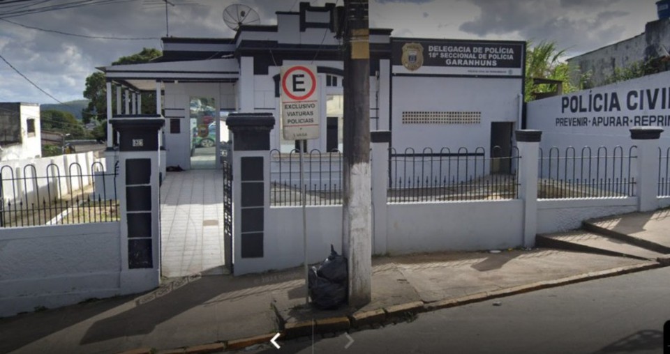 O suspeito foi algemado e levado para a Delegacia Regional de Garanhuns (Foto: Reproduo/Google Street View)