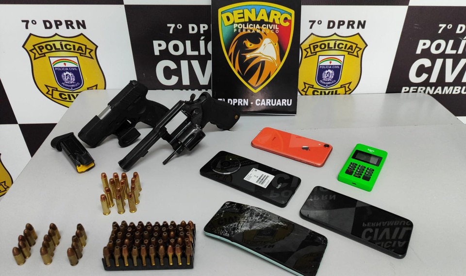 Armas, munies e celulares foram apreendidos  (Foto: Polcia Civil)