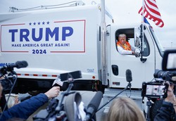 Trump faz campanha em caminho de coleta aps ser chamado de lixo por Biden  (foto: CHIP SOMODEVILLA / GETTY IMAGES NORTH AMERICA / Getty Images via AFP)