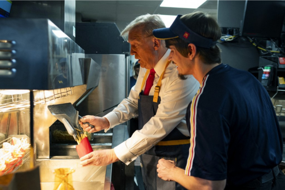 Trump protegeu sua camisa branca e gravata com um avental (Crdito: POOL / GETTY IMAGES NORTH AMERICA / Getty Images via AFP)