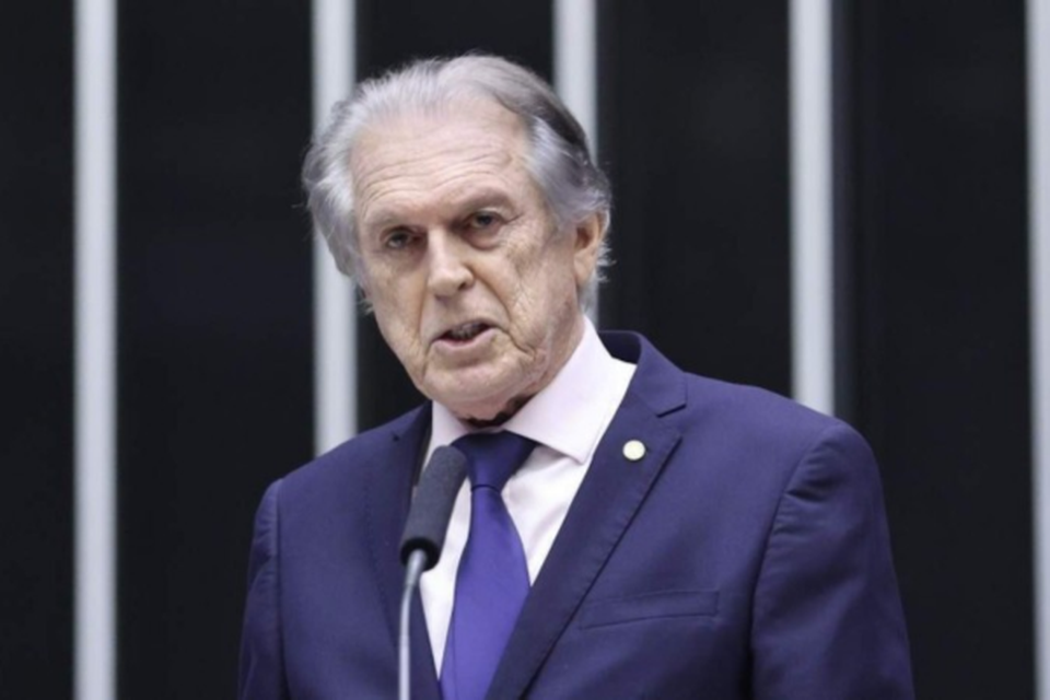 Luciano Bivar nega relao com os incndios: ''Tudo  ilao,  mais um factoide''. Ele acusou a esposa do presidente eleito de roubo  (Crdito: Marina Ramos/Cmara dos Deputados)