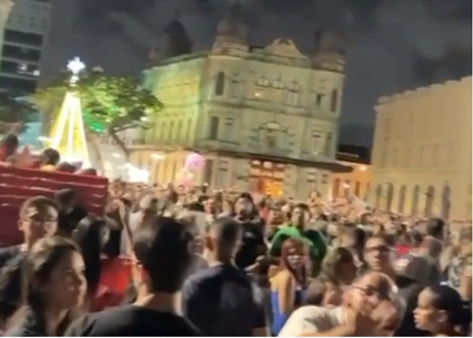 Muita gente estava no marco Zero do Recife no entorno do banco (Foto: Reproduo/Redes Sociais )