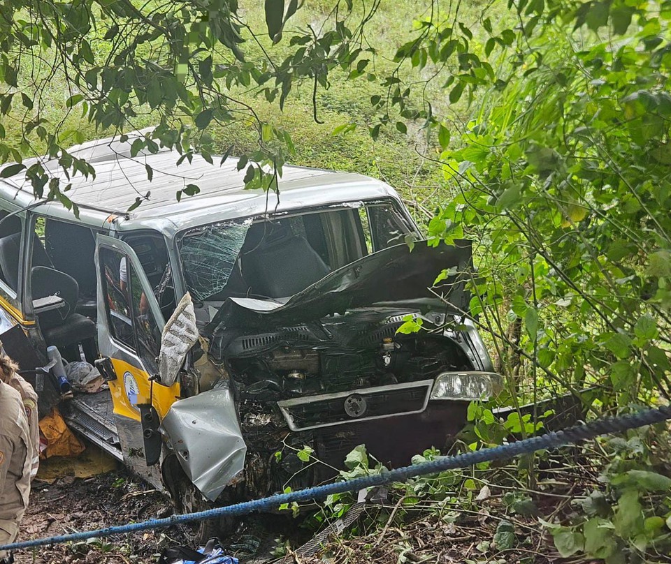 Acidente deixou veculo destrudo  (Foto: PRF)