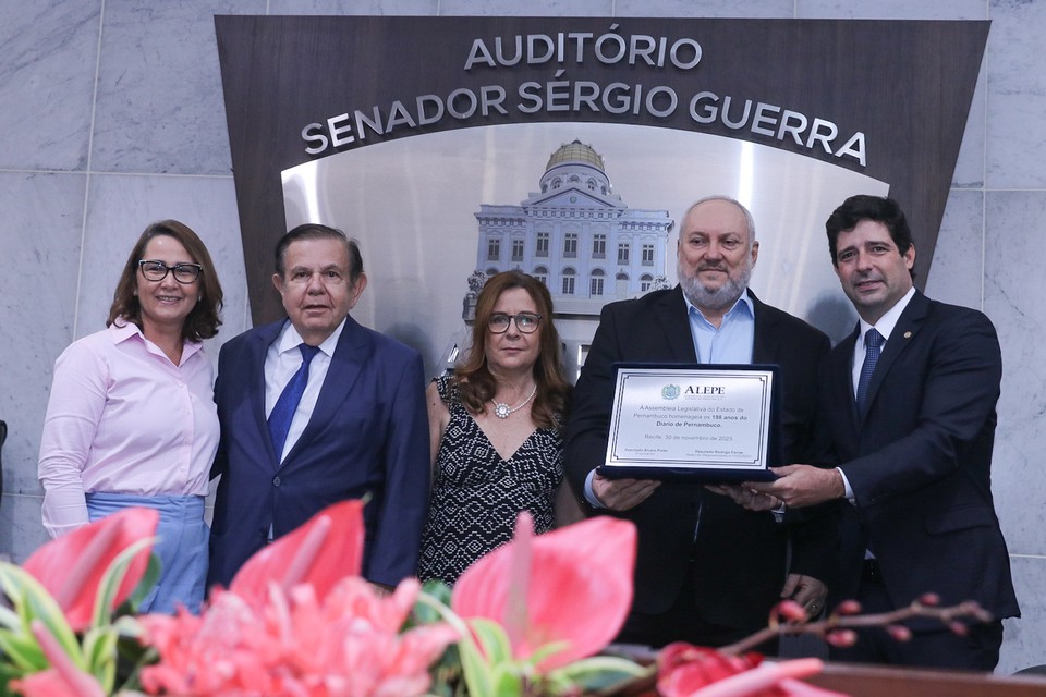 Durante a cerimnia, o presidente do Diario de Pernambuco, Carlos Frederico Vital, recebeu uma placa em homenagem ao jornal  (Foto: Sandy James/DP)