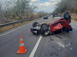 Mulher perde controle de carro, bate em estrutura e capota na BR-232 (Foto: Reproduo/PRF)