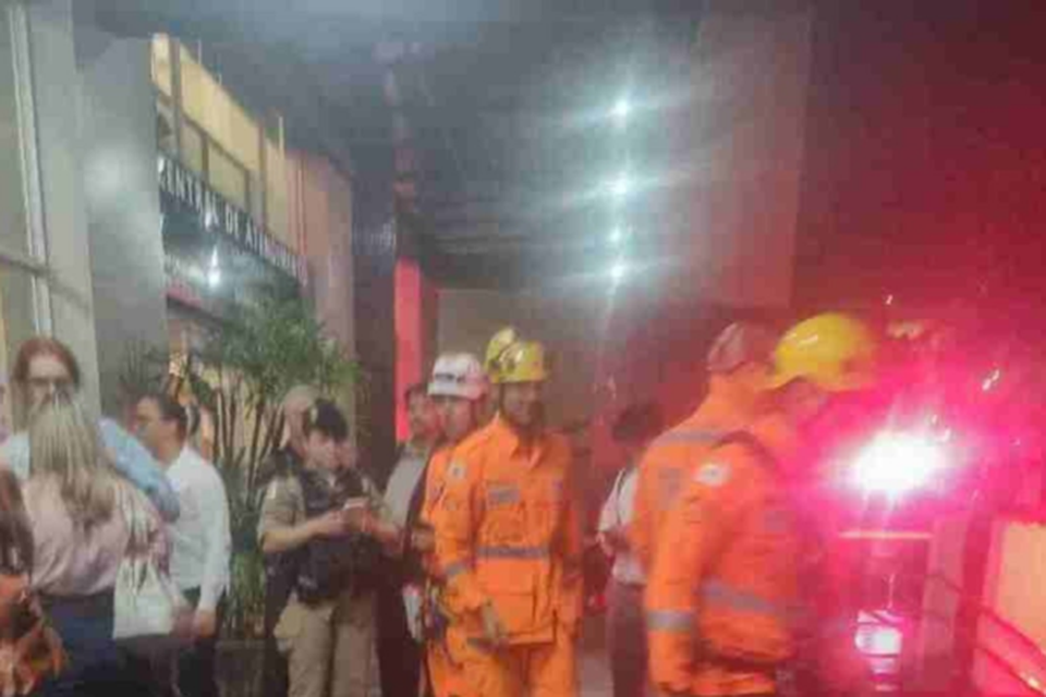 Bombeiros no local para fazer o socorro da vtima (crdito: Redes sociais/reproduo)