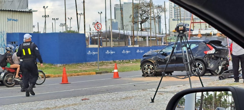 Carro bateu em poste em rvore no Pina  (Foto: Ana Paula Cmara/Cortesia)