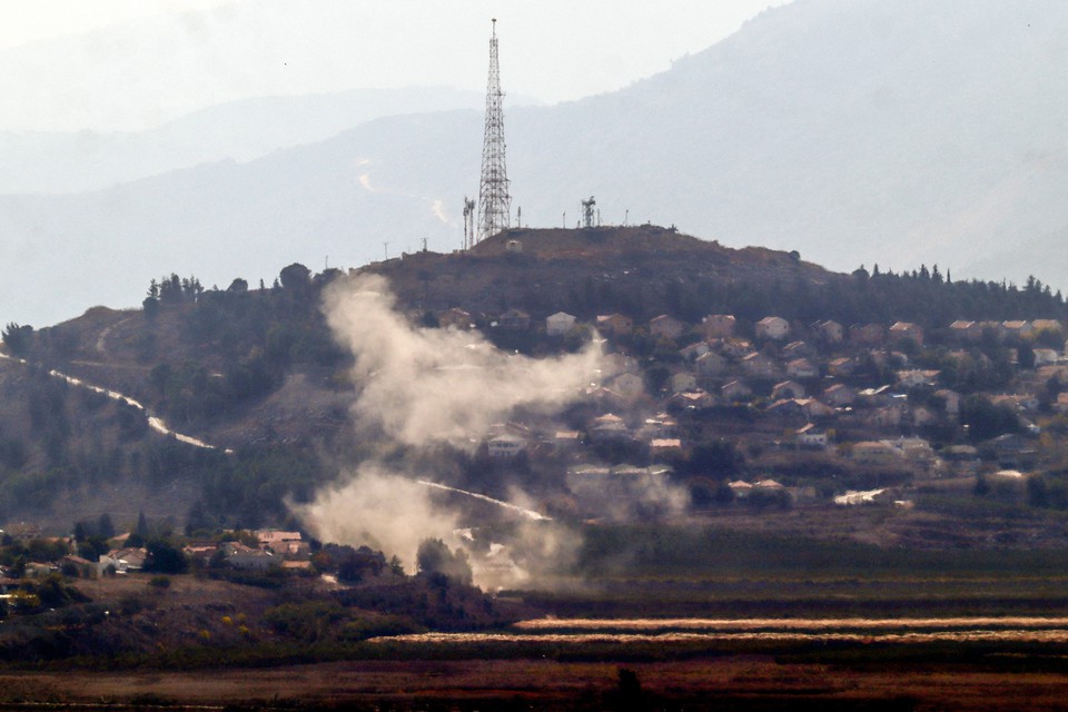 Fumaa saindo do local de um ataque com foguetes vindo do Lbano, na cidade israelense de Metula (Foto: AFP)