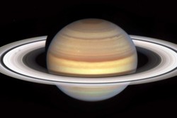 A fora de Saturno: gigante gasoso expulsou cometa para fora do Sistema Solar (foto: NASA, ESA e Amy Simon (NASA-GSFC); Processamento de imagem: Alyssa Pagan (STScI))