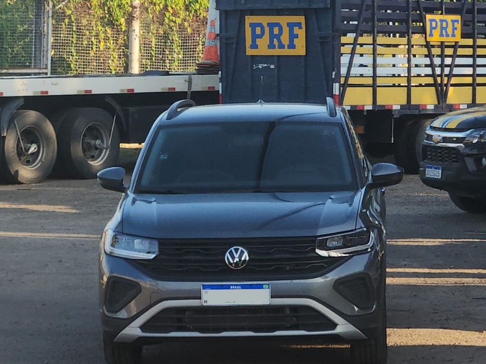 Carro roubado estava sendo usado em assaltos e foi apreendido  (Foto: PRF/Divulgao )