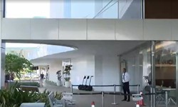 Estrutura de vidro cai de torre do RioMar Trade Center e atinge duas pessoas (Foto: Reproduo de Vdeo/Tv Globo)