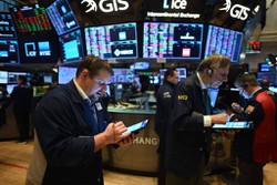 Wall Street fecha em forte queda, seguindo mercados globais (foto: Johannes Eisele/AFP
)