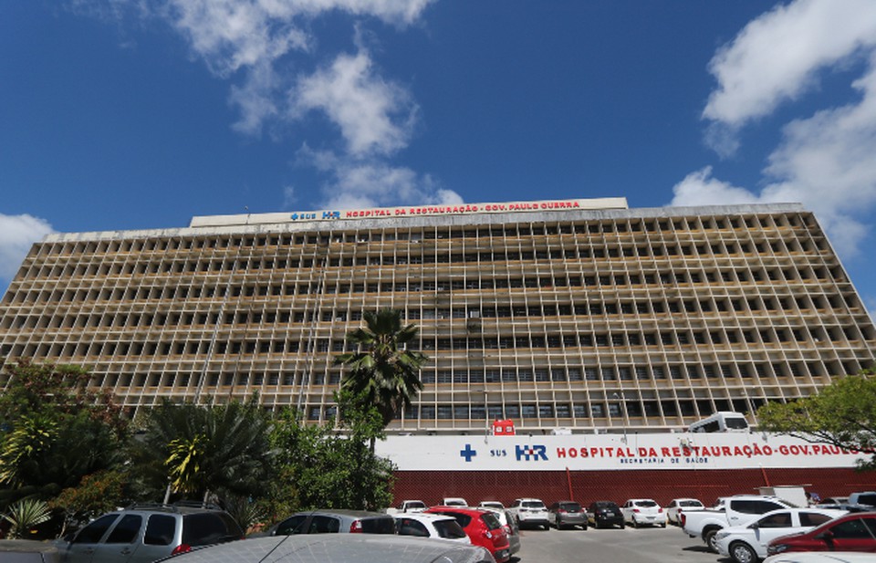 A princpio, ela foi levada para o Hospital da Restaurao (HR), no Derby, e depois foi transferida para uma unidade de sade particular (Foto: Arquivo DP)