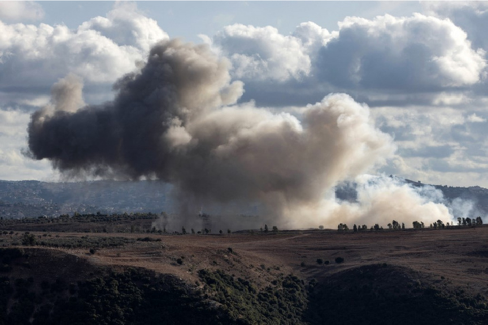 Em Beirute, caas israelitas provocaram exploses snicas na capital (Crditos: AMMAR AMMAR / AFP)