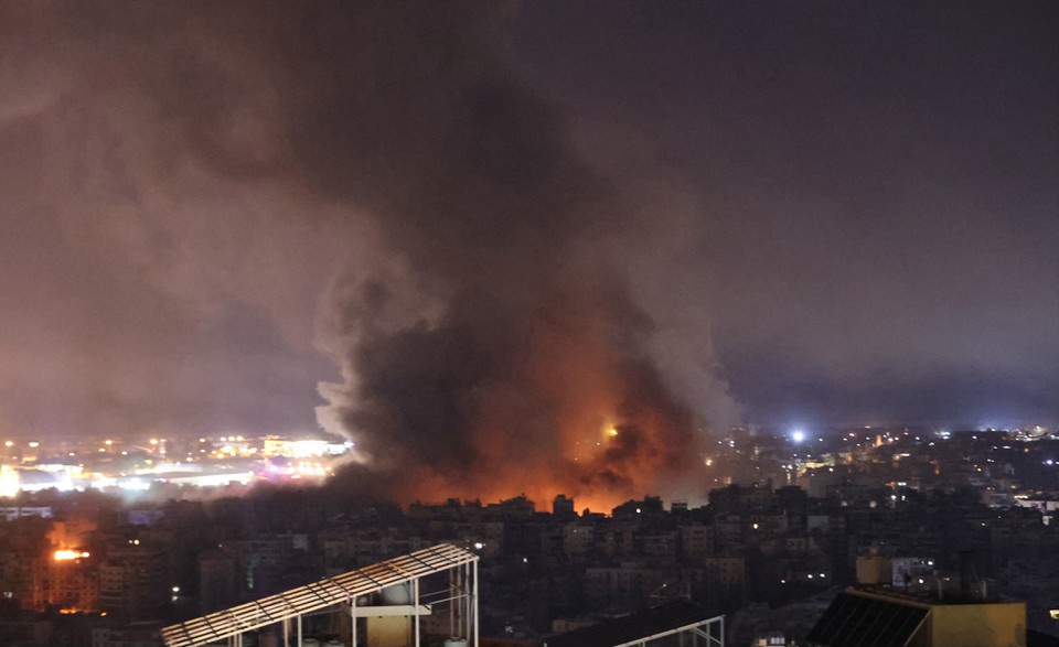 rea bombardeada est a menos de 2 km do aeroporto internacional de Beirute (foto: AFP)