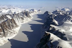 Um fiorde da ilha Baffin coberto de gelo com o estreito de Davis ao fundo