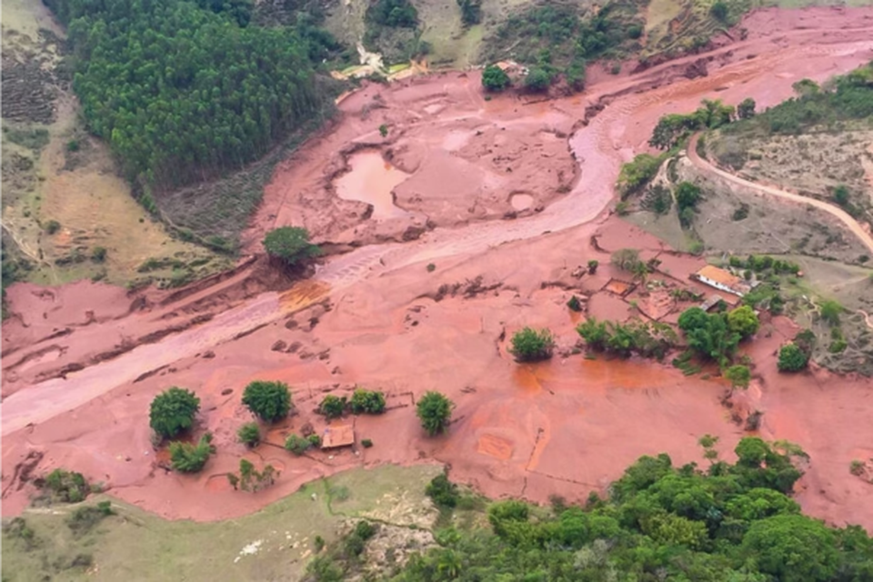 O rompimento da barragem ocorreu em 5 de novembro de 2015 em uma regio de Minas Gerais, no sudeste. (Crdito: Corpo de Bombeiros / Divulgao)