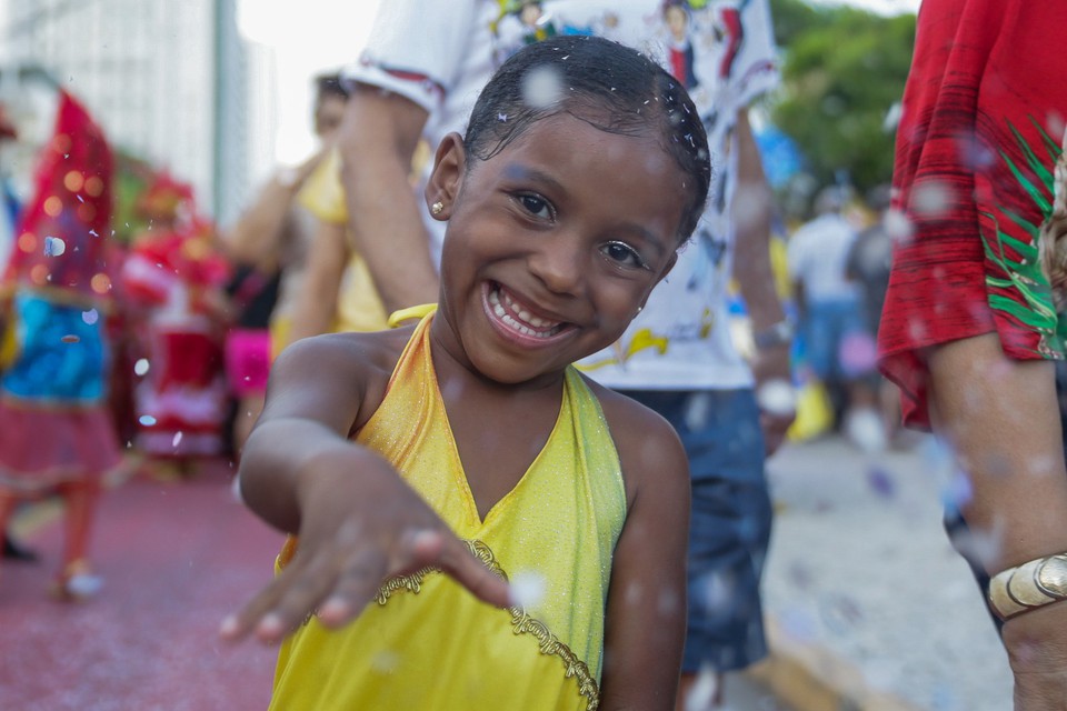 A pequena Ana Maria, de 4 anos, curtiu o evento com confetes e muita alegria  (Foto: Rafael Vieira/DP)