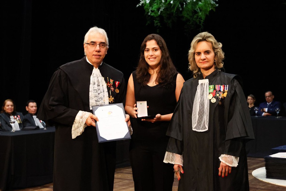 A filha do ex-advogado, Maria Pessoa Pinto Corra de Arajo, recebeu a placa da honraria do TRT6 em homenagem ao pai (Foto: Roberta Mariz/TRT6)