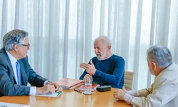 Lula divulgou uma foto da reunio com Padilha e o assessor especial da Presidncia, Celso Amorim.