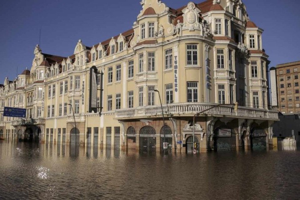 
Vista de uma rua inundada no centro histrico da cidade de Porto Alegre, estado do Rio Grande do Sul, Brasil, em 14 de maio de 2024 (foto: Anselmo Cunha / AFP)