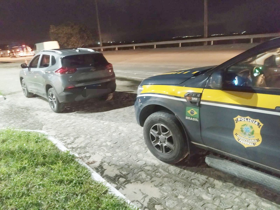 Carro foi abordado em rodovia  (Foto: PRF)