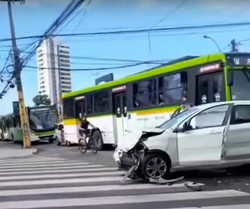 carro branco ficou no meio da rua aps bater em ambulncia do Samu 